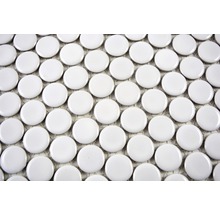 Detailansicht von weißen Mosaikfliesen.