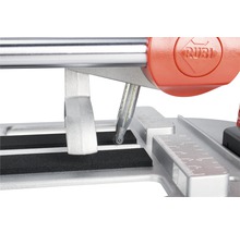 Detailansicht Fliesenschneider mit Rubi Logo