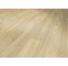 Bodenfläche mit Laminatpaneelen in Holzoptik.