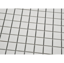 Nahaufnahme von weißen quadratischen Mosaikfliesen