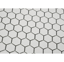 Nahaufnahme von weißen sechseckigen Fliesen