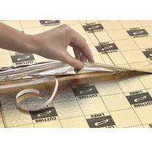 Dämmunterlage mit Markierungen zum Zuschneiden wird von einer Hand angehoben