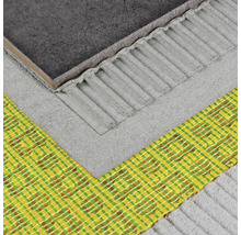 Fliese wird mit Fliesenkleber und Abdichtband verlegt