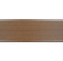 Braune Terrassendiele mit gerillter Oberfläche