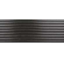 Nahaufnahme einer gerillten, dunklen Wandverkleidung.