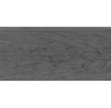 Graue Terrassendiele mit Rillenstruktur.