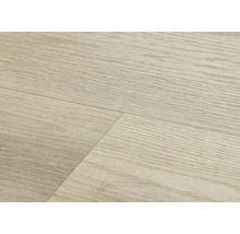 Nahaufnahme von Laminatboden mit Holzoptik