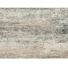 Nahaufnahme einer Betonpflasterplatte mit gestreifter Oberfläche