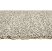 Nahaufnahme eines beigen Teppichs mit hohem Flor