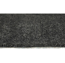 Detailansicht eines grauen Teppichs mit hohem Flor