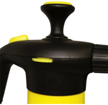 Detailansicht einer Gartenspritze mit gelben Bedienelementen