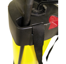 Detail einer Gartenspritze mit Tragegurt und Pumpe