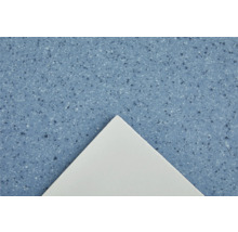 Nahaufnahme einer blauen Bodenfliese mit gesprenkeltem Muster