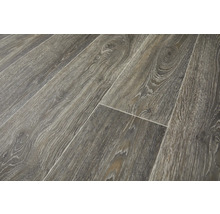 Nahaufnahme von verlegten Laminatbodenplatten mit Holzstruktur