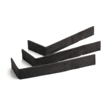 Drei Winkelprofile aus Gummi auf einem weißen Untergrund.