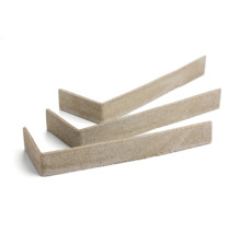 Drei Eckprofile aus Steinmaterial für den Innenausbau