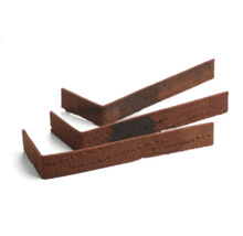 Drei rotbraune Klinkerriemchen Eckstücke auf einem weißen Hintergrund