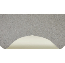 Grauer Bodenbelag mit gesprenkelter Oberfläche und aufgerollter Ecke