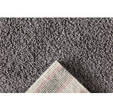 Nahaufnahme eines grauen Teppichs mit Textilrücken