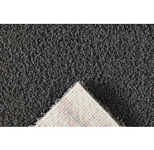 Detailansicht eines grauen Teppichs mit Flor und Textilrücken