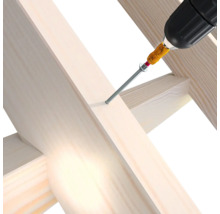 Bohrmaschine schraubt Schraube in Holzbalken