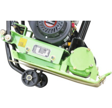 Detailansicht einer Rüttelplatte mit Motor, Rädern und technischen Daten.