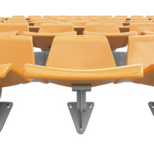 Reihe von Stadionsitzen aus Kunststoff mit Metallhalterung