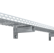 Kabelrinne aus Metall mit Halterungen