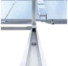 Detailaufnahme einer Photovoltaikanlage mit Montageprofilen