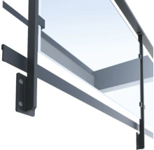 Nahaufnahme einer Glasüberdachung mit Metallrahmen