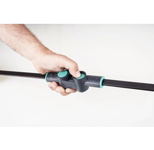 Hand hält Wolfcraft Einhandzwinge