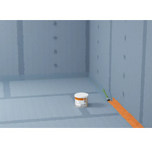 Abdichtung eines Raumes mit Dichtmasse und Pinsel.