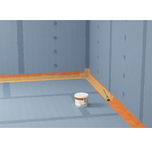 Szene eines Kellers mit Abdichtung, Eimer und Pinsel