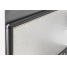 Detailansicht einer Duschwand mit Einfassprofil