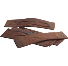 Mehrere braune Ziegelsteine mit unebener Oberfläche gestapelt.