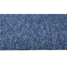 Detailansicht eines blauen Teppichs mit Schlingenstruktur.