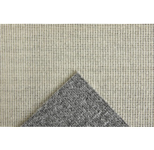 Grauer Teppich mit Teppichunterlage