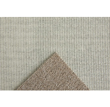 Detailansicht einer Teppichunterlage mit einer Ecke des Teppichs.