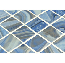 Detailaufnahme von Mosaikfliesen mit Marmoroptik