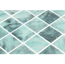 Nahaufnahme von Mosaikfliesen mit Rautenmuster