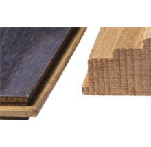 Detailaufnahme von Laminatboden und Sockelleiste