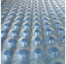 Nahaufnahme einer Poolabdeckung mit Luftpolsterfolie