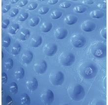 Nahaufnahme einer Poolabdeckung mit Noppenstruktur