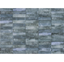 Fliesenwand mit rechteckigen Fliesen