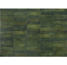 Rechteckige grüne Fliesen aneinandergereiht