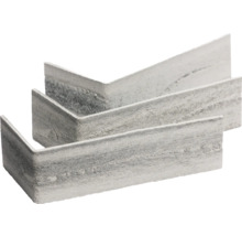 Drei Eckfliesen aus Steinzeug