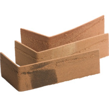 Drei Eckverblender aus Stein