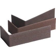 Drei Eckverbinder aus Beton