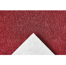 Detailansicht eines roten Teppichbodens mit weißer Rückseite