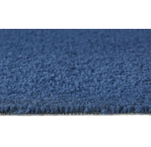 Detailansicht eines blauen Teppichs mit kurzem Flor